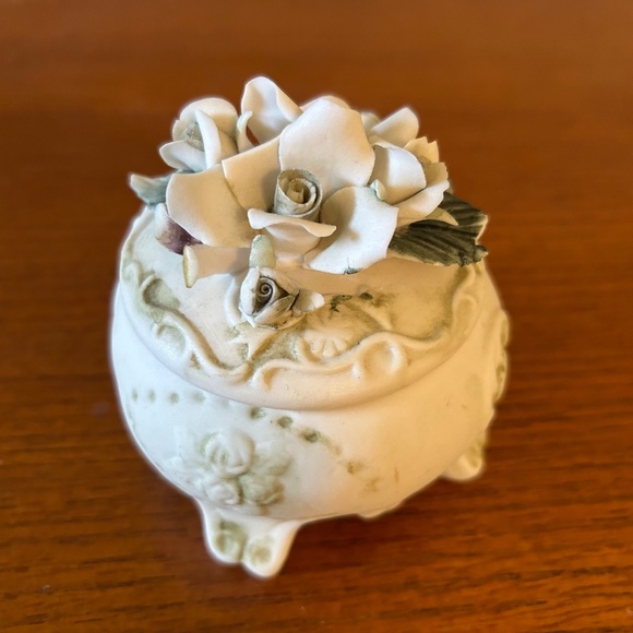 Vintage Capodimonte Footed Trinket Dish‎ With Flower Lid - Picture 5 of 7